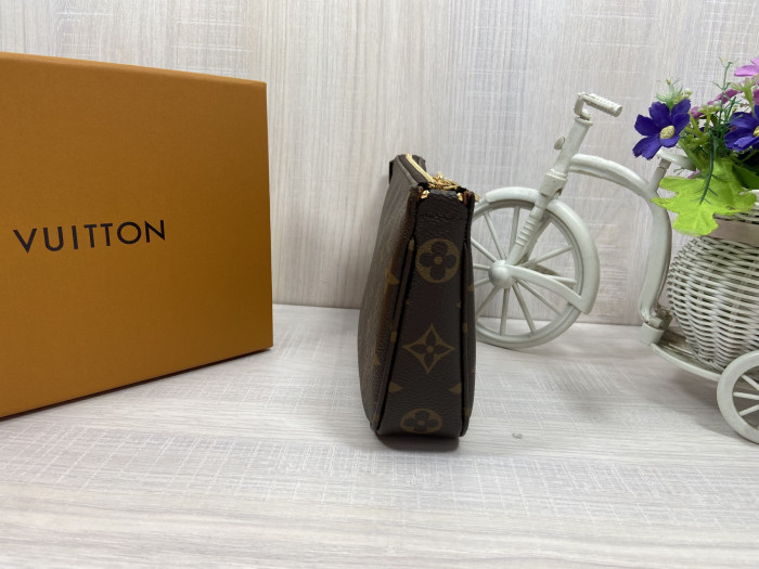 LV Pochette Accessoires
